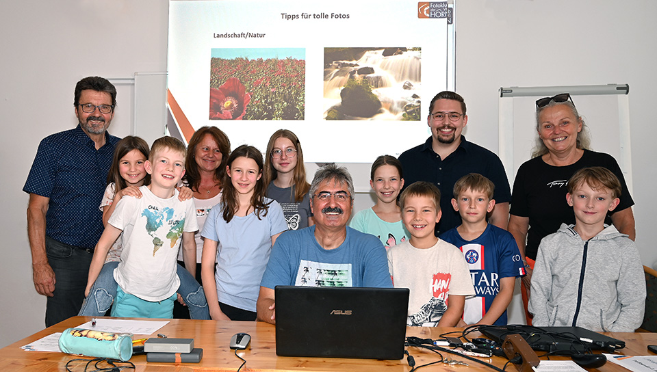 Bgm. Gerhard Lentschig, GR Leonhard Gary und StR Maria van Dyck (hinten v. l.) waren von den Fototipps genauso fasziniert wie die teilnehmenden Kids. Manfred Wazlawik (vorne Mitte) gestaltete den Workshop. Foto: Gabriele Hohenegger